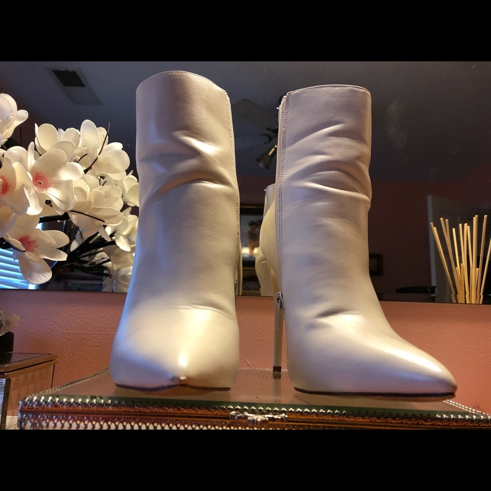 Ivory short boots with heel
